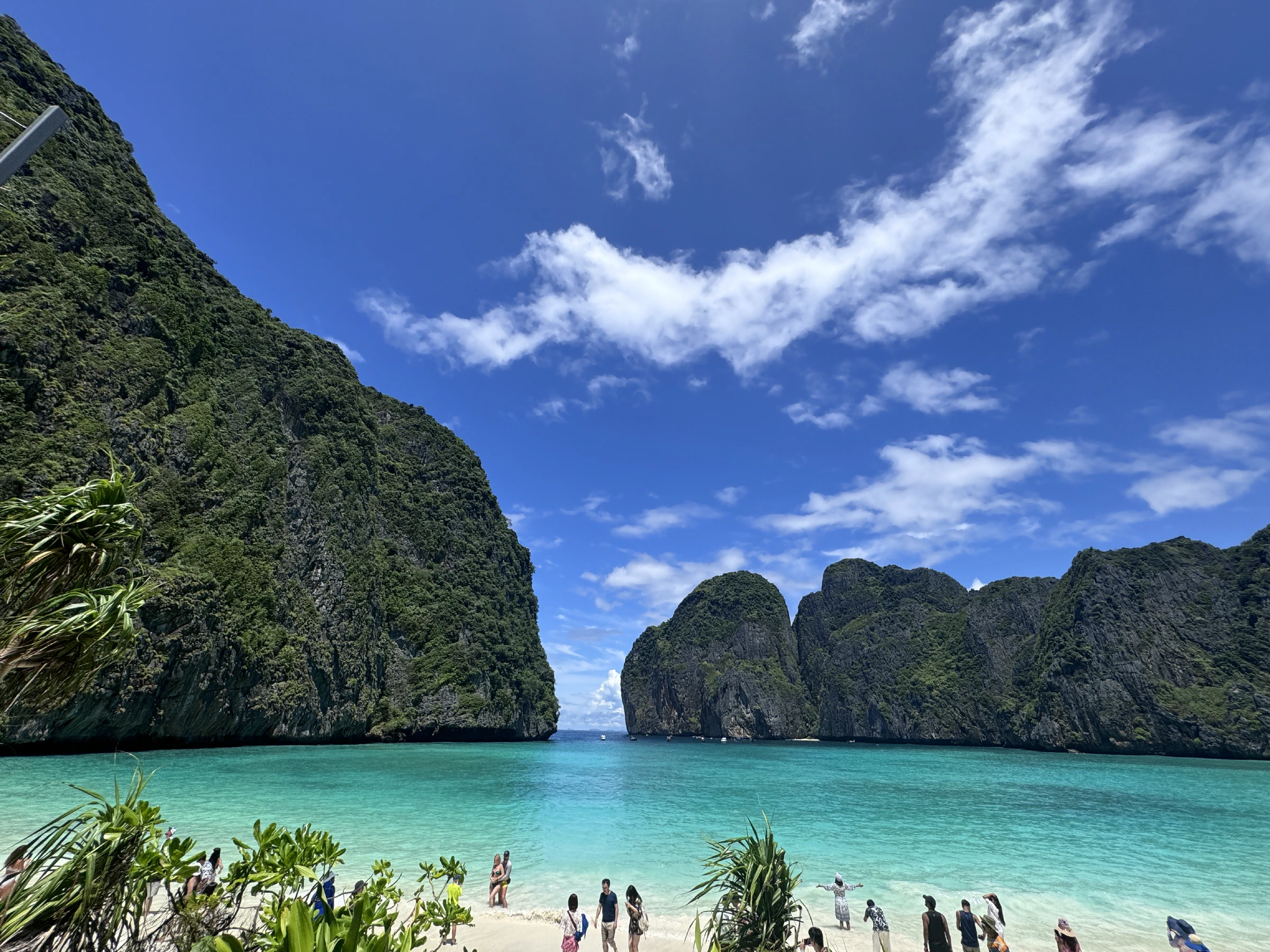 玛雅海岸附近的皮皮岛海湾，碧海蓝天与礁石包围的游客